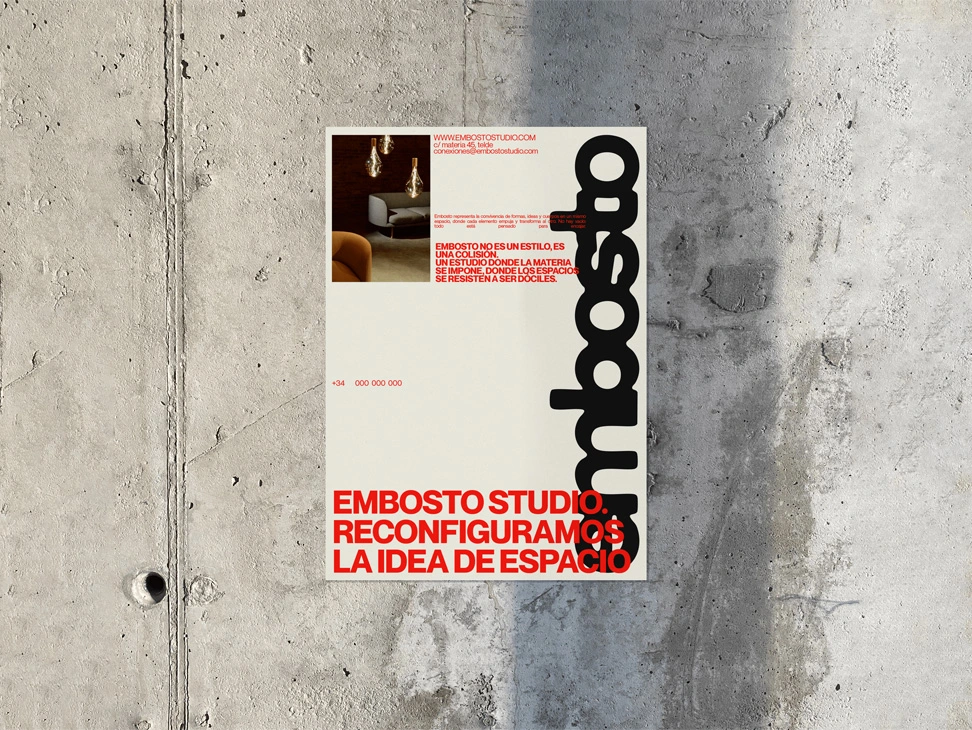 Cartel de Embosto Studio sobre hormigón