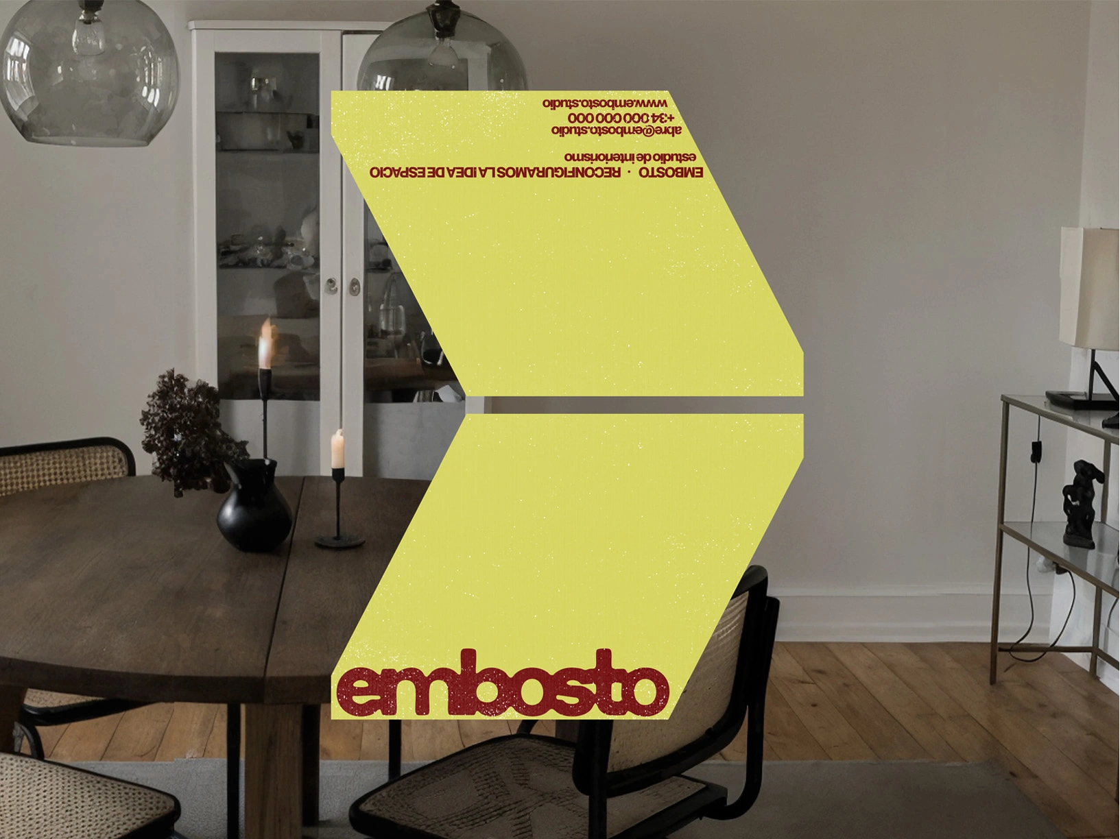 Flecha gráfica de Embosto en un salón
