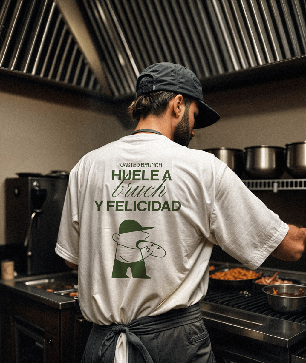 Hombre de espaldas con camiseta de trabajo