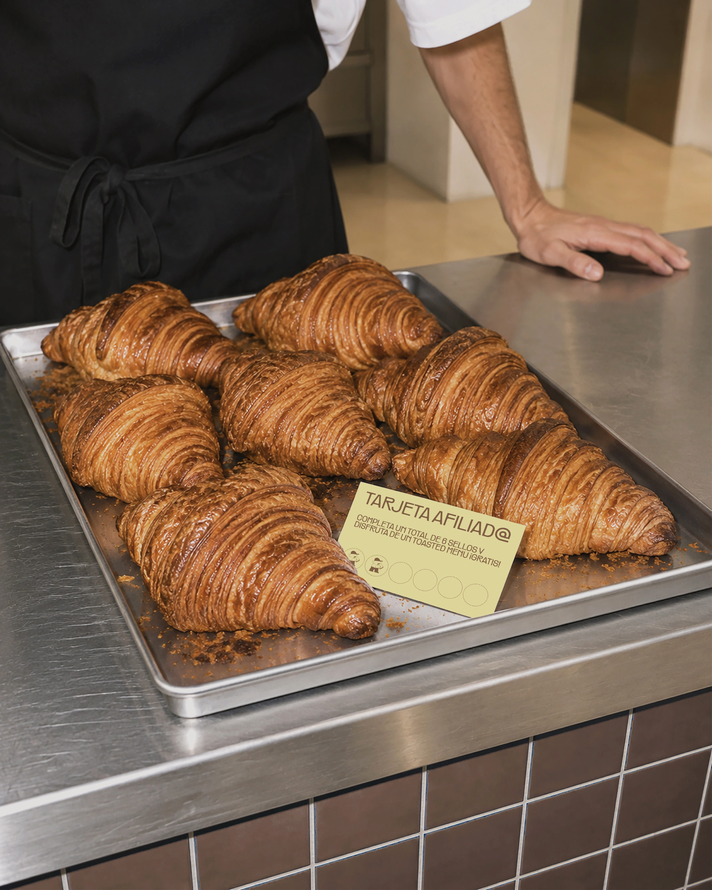 Tarjeta de afiliado sobre una bandeja de croissants
